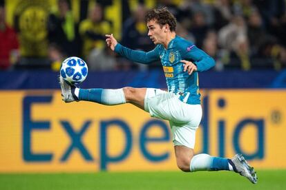 El delantero francés del Atlético de Madrid, Antoine Griezmann, controla el balón en una acción de paritdo.