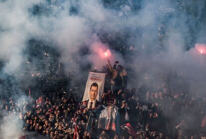 Partidarios del candidato Partido Republicano del Pueblo (CHP) a la Alcaldía de Estambul, Ekrem Imamoglu, celebran su elección como nuevo alcalde de Estambul, una vez finalizado el proceso de recuento, el 17 de abril de 2019. La victoria del CHP ha supuesta una simbólica derrota para el partido gobernante, que desde hace un cuarto de siglo controlaba la alcaldía de Estambul.