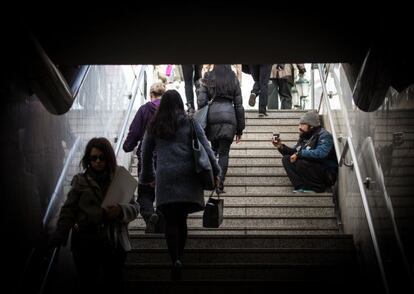 Un home demana diners en una sortida de metro a Atenes la setmana passada.