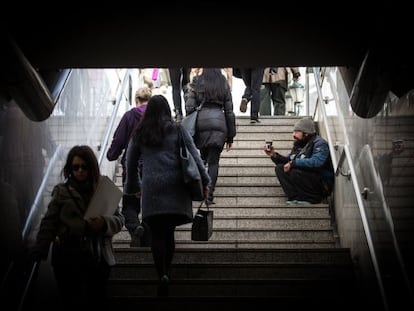 Un home demana diners en una sortida de metro a Atenes la setmana passada.