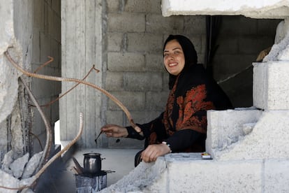 Inolvidable: “Esta es la artista Mahasen Al-Khatib, mi amiga. Murió en los bombardeos israelíes contra el campo de refugiados de Yabalia, en el norte de Gaza, en octubre de 2024. Mahasen fue un ejemplo para mí y para muchos. No dejó que la guerra detuviera su
trabajo. Solía sentarse en el desván de su casa —que ya aparece destruido en esta foto— y
dibujaba imágenes hermosas, que eran su voz y la voz del pueblo palestino para el mundo.
El lugar donde se tomó esta imagen, en abril de 2024, ya no existe. La casa desapareció, el desván
desapareció, Mahasen y sus proyectos también. Pero su deseo se hizo realidad: su arte sigue vivo y mucha gente en el mundo sabe hoy que ella murió persiguiendo su
sueño".