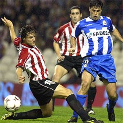 Carlos Gurpegi del Athletic y el Diego Tristán del Deportivo luchan por el balón en San Mamés.