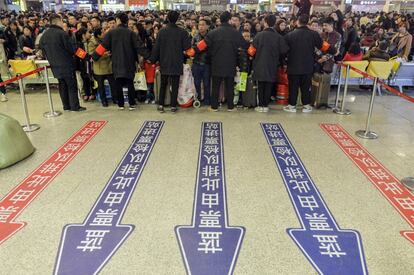Trabajadores de la estación de ferrocarril de Hankou intentan retener a los pasajeros.