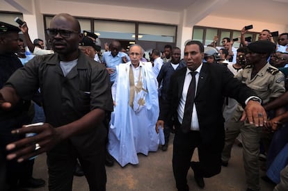 Mohamed Ould Ghazouani, el candidato designado a dedo por el actual presidente, Mohamed Ould Abdelaziz, tras ejercer su derecho a voto en Nouakchott. 