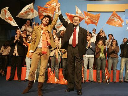 La candidata del PP, María San Gil, de la mano de Mariano Rajoy, en el polideportivo Sansomendi de Vitoria.