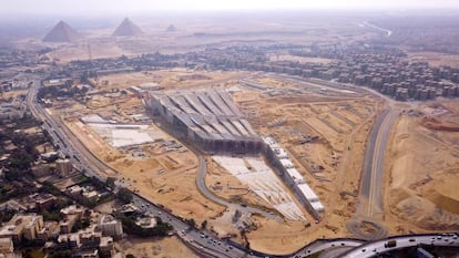 Vista aérea del nuevo Gran Museo Egipcio en construcción cerca de las pirámides de Giza.