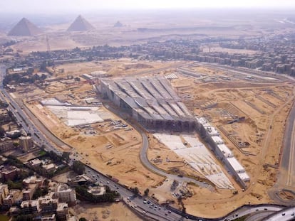 Vista aérea del nuevo Gran Museo Egipcio en construcción cerca de las pirámides de Giza.