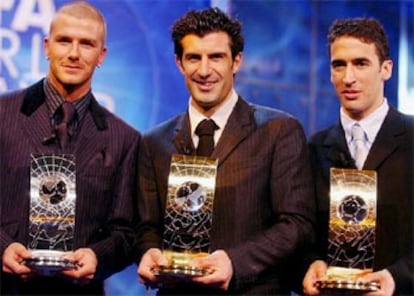 El inglés durante la entrega de los premios FIFA al mejor futbolista en el año 2001, en Zúrich. De izquierda a derecha: Beckham (segundo), Luis Figo (ganador) y Raúl (tercero). Ahora los tres comparten equipo.