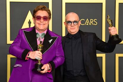 Elton John (a la izquierda) y Bernie Taupin, con la estatuilla por la canción '(I'm Gonna) Love Me Again, 'Rocketman'.