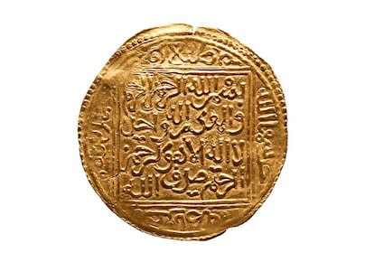 Son escasas las monedas acuñadas por el último gobernante musulmán, Muhammad XII (Boabdil), que se conservan. Este dinar de oro informa en el anverso del lugar de producción: “Fue acuñado en la ciudad de Granada. ¡Que Dios la proteja!”. En el reverso, una sura coránica se repite cuatro veces: “Y no hay vencedor sino Dios”, lema de la dinastía nazarí.