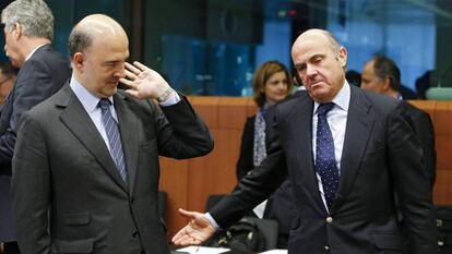 El comisario Moscovici, con el ministro de Economía, Luis de Guindos.