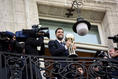 Felipe Reyes saluda con el trofeo desde el balcón de la Real Casa de Correos, sede del Gobierno.