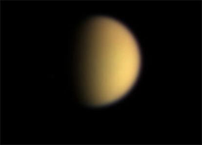 Imagen de Titán, la luna de Saturno, fotografiada por la sonda Cassini.