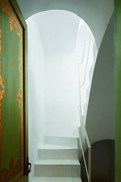 La luz natural invade la sinuosa escalera blanca que recorre toda la casa.