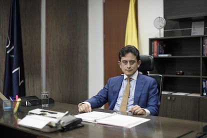 El nuevo director de la DIAN, Luis Carlos Reyes, en el edificio del Ministerio de Hacienda, en Bogotá