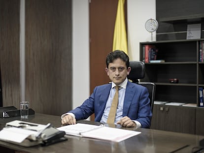 El nuevo director de la DIAN, Luis Carlos Reyes, en el edificio del Ministerio de Hacienda, en Bogotá