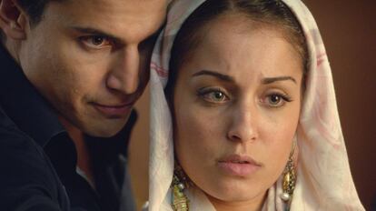 Javier Morey (Álex González) y Fátima Ben Barek (Hiba Abouk) en la serie.