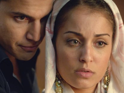 Javier Morey (Álex González) y Fátima Ben Barek (Hiba Abouk) en la serie.