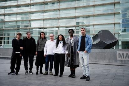 El ganador y finalistas del Premio Fundación MACBA con Ainhoa Grandes, presidenta de la Fundación MACBA y Elvira Dyangani Ose, directora del museo.