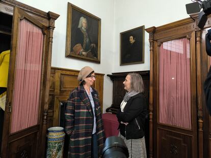 Ana Quijada y Pilar García, impulsoras de la relación pública de obras de arte incautadas durante la Guerra Civil en la Universidad de Oviedo, en una fotografía cedida.