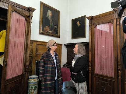 Ana Quijada y Pilar García, impulsoras de la relación pública de obras de arte incautadas durante la Guerra Civil en la Universidad de Oviedo, en una fotografía cedida.