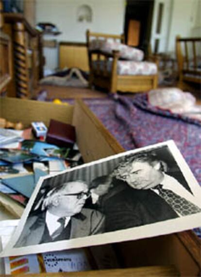 Una fotografía en la que aparecen  Radovan Karadzic y su amigo Nikola Koljevic, en la casa del ex dirigente de los serbios de Bosnia en Pale, después del registro.