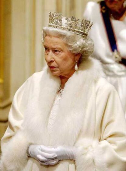 La reina Isabel II de Inglaterra, en el Parlamento de Westminster.