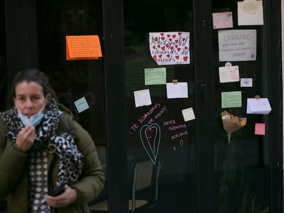 Escaparate del restaurante madrileño Nina Pasta Bar, donde la gente está dejando mensajes de condolencias por el fallecimiento de su chef, Adriana Restano.