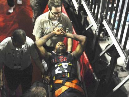 Paul George deja la pista en camilla.