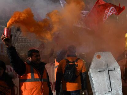 Trabajadores de Alcoa de Avilés y A Coruña durante la manifestación protagonizada este martes ante el Ministerio de Industria.