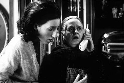 Rossy de Palma y Chus Lampreave en un fotograma de <i>La flor de mi secreto,</i><b> de Pedro Almodóvar.</b>