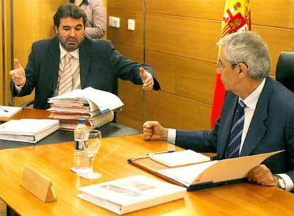 El vicepresidente, Anxo Quintana, y el presidente, Emilio Pérez Touriño, ayer en el Consello de la Xunta.