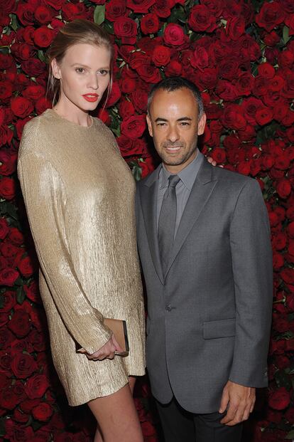 El director creativo de Calvin Klein, Francesco Costa, escoltado por Lara Stone vestida con una de sus creaciones.