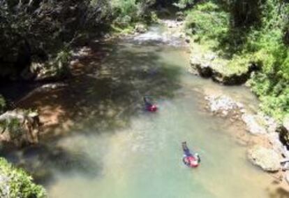 El body rafting, una invención puertorriqueña, consiste en dejarse llevar por la corriente flotando como una tabla.