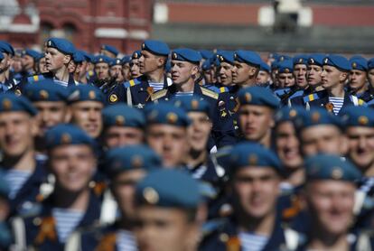 La tradición soviética de celebrar paradas militares en la principal plaza del país, la Plaza Roja, fue retomada por la Federación Rusa en 1996, pero sin exhibir armamento. En la imagen, soldados rusos durante el desfile en la Plaza Roja de Moscú.