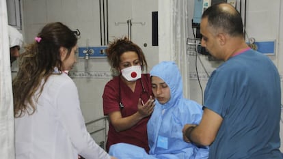 Médicos turcos atienden a una víctima del ataque químico.