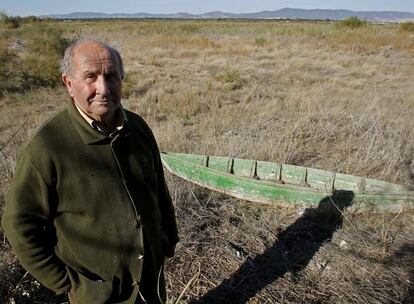 La barca de Julio se descascarilla en tierra seca, y humean las fumarolas mientras él maldice el regadío.