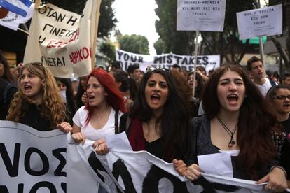 La manifestación de estudiantes ha recorrido las calles de Nicosia y ha terminado ante el Parlamento de Chipre.