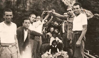 Festa a Cabrera (1934-1935): Antoni Bonet, primer per l’esquerra, i el seu germà Jeroni, primer per la dreta; al centre i al fons, Bàrbara i Francisca Bonet amb Margalida Sunyer (1934 o 1935).