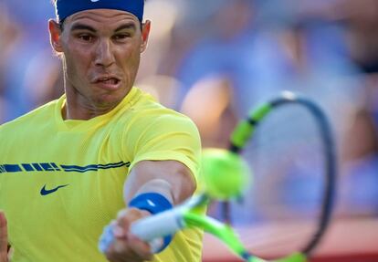 Nadal golpea una derecha ante Coric en Montreal.