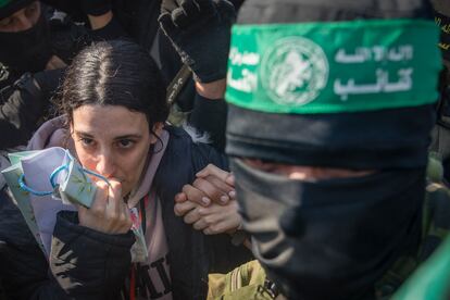 La soldada israelí Arbel Yehoud, de 29 años, es escoltada por milicianos de Hamás y de la Yihad Islámica durante su traspaso a la Cruz Roja en Jan Yunis.