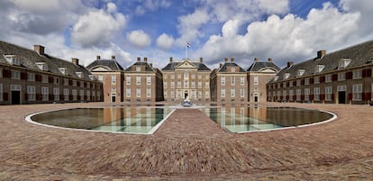 Vista exterior del palacio. Durante la II Guerra Mundial, los nazis confiscaron Het Loo y lo habilitaron para la convalecencia de 600 soldados alemanes heridos, y luego como hospital. Las habitaciones de la reina Guillermina fueron utilizadas por oficiales de las SS. 