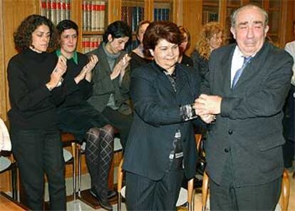 Los padres de Ricardo Ortega, durante el homenaje a su hijo en la Asociacin de la Prensa de Madrid.