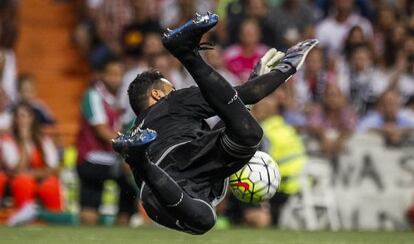 Keylor Navas detiene el penalti lanzado por Rubén Castro