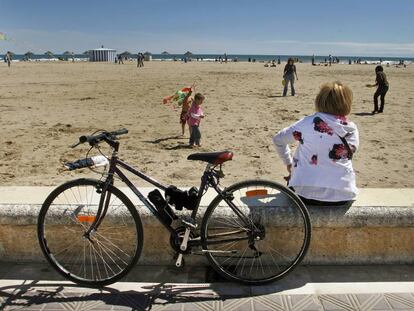 Paseo de Neptuno en la playa de la Malva-rosa de Valencia, en marzo de 2014.