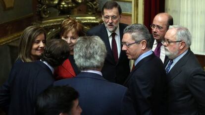 Mariano Rajoy, con (desde la izquierda) Fátima Báñez, Alfonso Alonso, Celia Villalobos, Jesús Posada, Alberto Ruiz-Gallardón, Ignacio Gil-Lázaro y Miguel Arias Cañete.