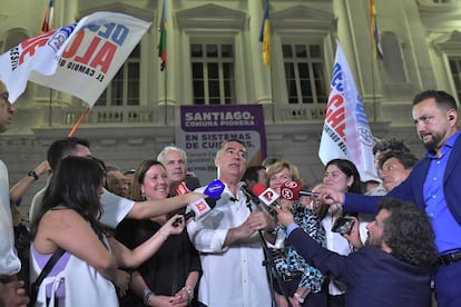 Mario Desbordes celebra su triunfo como alcalde electo en la Plaza de Armas, el 27 de octubre en Santiago.