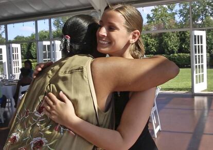 Sarah Cummins abraza a una de sus invitadas, Janice Williamson-Cox, a su llegada al centro de recepciones Ritz Charles.