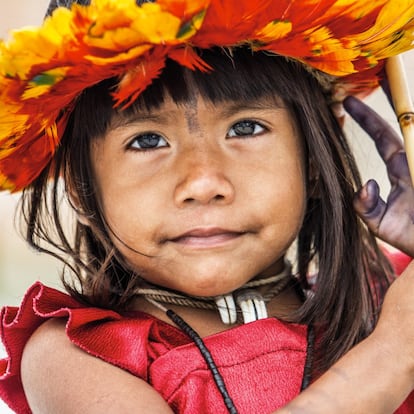 Una niña uru-eu-wau-wau, de Brasil, en 2016. Los uru-eu-wau-wau son una minoría que vive en el estado de Rondônia. Fueron contactados por primera vez en 1981 por la Fundación Nacional del Indio (FUNAI). En 1981 eran 250; en 1993 quedaban solo 89. Las enfermedades y los ataques violentos por parte de grupos externos redujeron su población. En 1991, se descubrió en sus tierras uno de los depósitos de estaño más grandes del mundo. A partir de 1993, su población volvió a incrementarse después de que el Gobierno brasileño estableciera una zona de protección en la que solo ellos pueden vivir legalmente. No obstante, mineros y madereros invaden constantemente sus tierras.