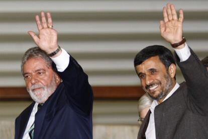 Lula y Ahmadineyad saludan durante la visita del presidente iraní a Brasil el pasado noviembre.